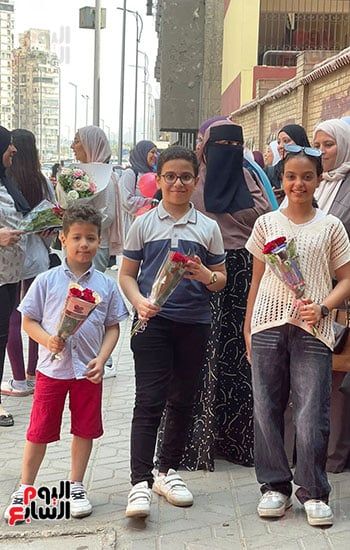 فى آخر امتحان.. الأمهات يستقبلن طلاب الثانوية العامة بالبلالين والورود بالجيزة