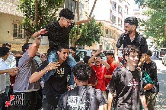 فرحة بين طلاب الثانوية العامة بسبب "الأحياء" وختام الامتحانات.. تفاصيل