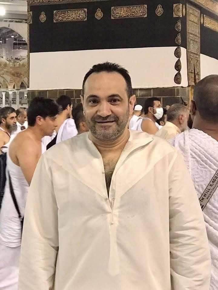 جمهور المطرب محمد عواد يتداولون صورة نادرة له فى الحرم ويطالبون بالدعاء له