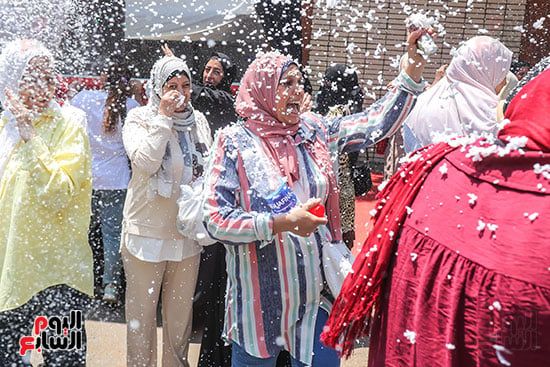 بالزغاريد والأغاني.. فرحة عارمة بين طلاب الثانوية بعد آخر امتحان
