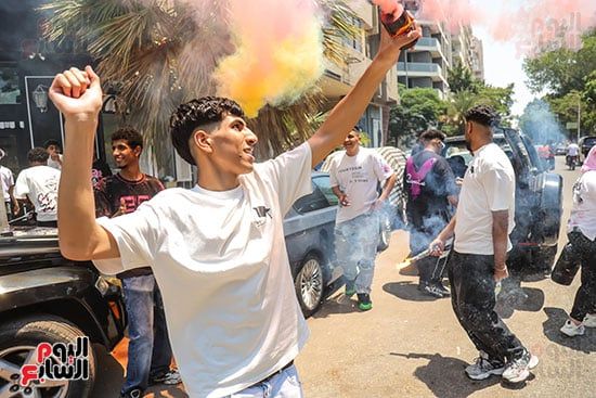 مشاهد فرح وثلج وزينة.. طلاب الثانوية العامة يحتفلون بنهاية الرحلة أمام اللجان