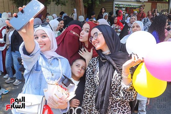 "فركش ثانوية عامة".. الطلاب ينهون الامتحانات ويبدأون مشوار الحلم