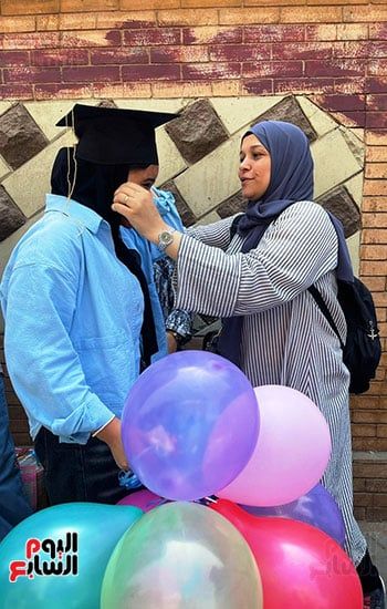 فى آخر امتحان.. الأمهات يستقبلن طلاب الثانوية العامة بالبلالين والورود بالجيزة