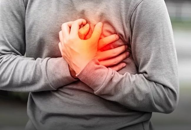 طبيب يحذر من هذه العلامة: قد تشير لأزمة قلبية