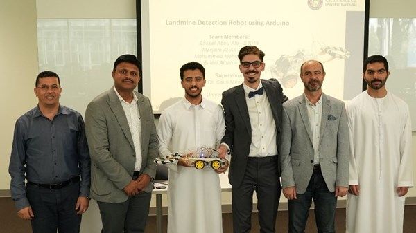طلبة من جامعة دبي يبتكرون روبوتاً لكشف الألغام