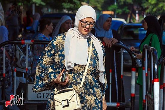 الأمهات يختمن شهور السهر والترقب بالدعاء والأمل فى آخر أيام امتحانات الثانوية