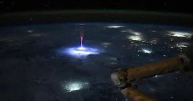 تكنولوجيا: رائدة فضاء فى ناسا تلتقط صورة نادرة لـ”شُهُب حمراء” فوق عاصفة من محطة الفضاء