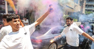 بالورود والبالونات.. الأمهات يحتفلن بخروج أبنائهن من آخر امتحانات الثانوية العامة