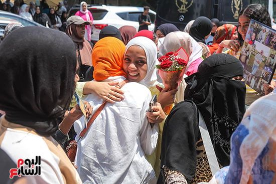 مشاهد فرح وثلج وزينة.. طلاب الثانوية العامة يحتفلون بنهاية الرحلة أمام اللجان