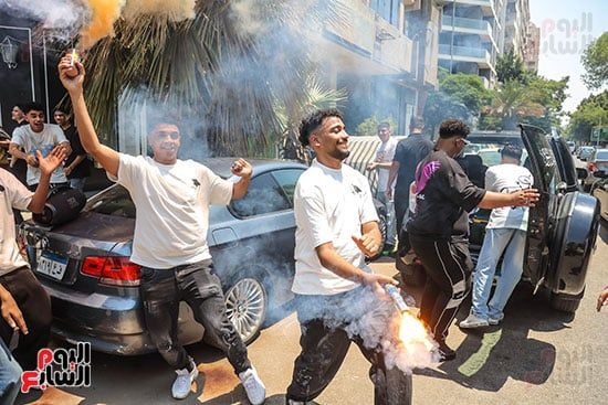 مشاهد فرح وثلج وزينة.. طلاب الثانوية العامة يحتفلون بنهاية الرحلة أمام اللجان