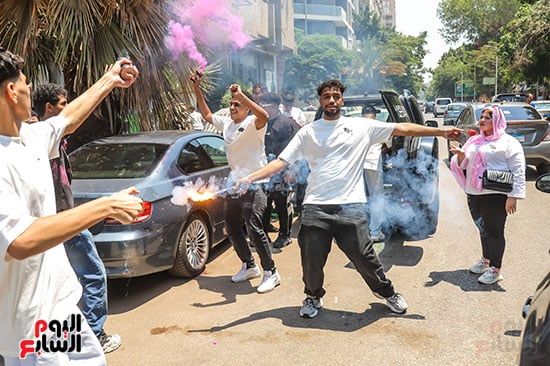 بالزغاريد والأغاني.. فرحة عارمة بين طلاب الثانوية بعد آخر امتحان