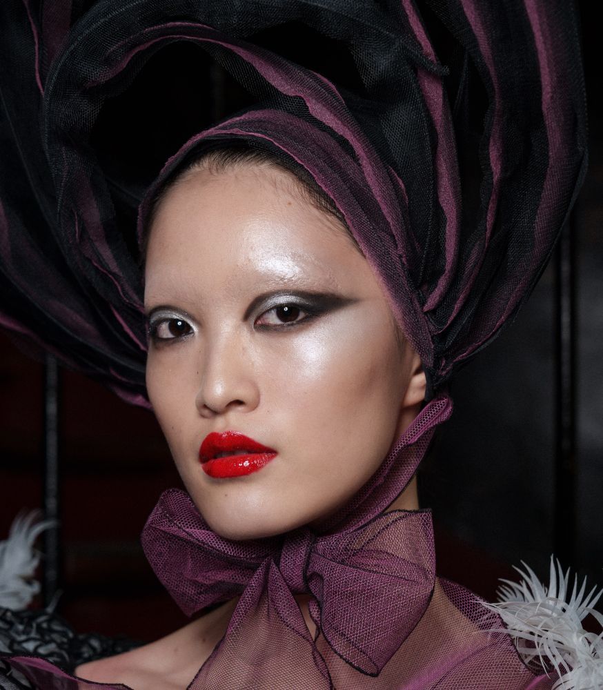 مكياج اليوم الثالث من أسبوع الموضة في باريس.. أناقة مترفة ولمسات فنية