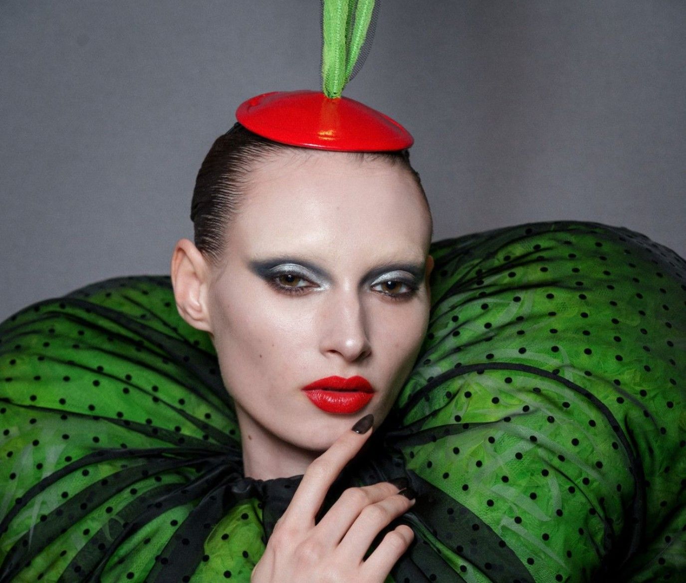 مكياج اليوم الثالث من أسبوع الموضة في باريس.. أناقة مترفة ولمسات فنية