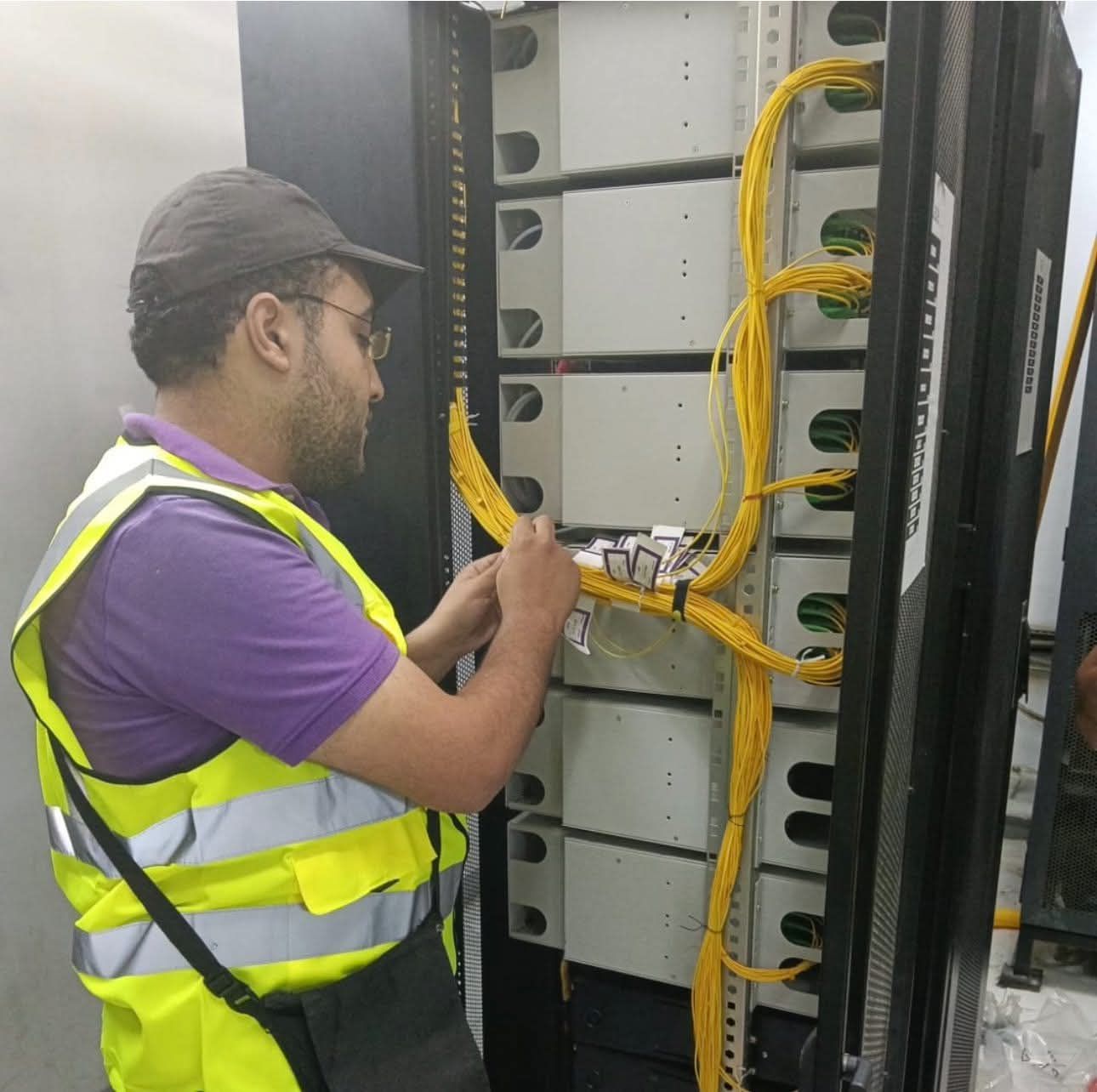 نقيب الاتصالات: جنود المصرية للاتصالات تطوعوا للعمل لسرعة إعادة الخدمة.. صور