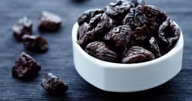 منها الفاصوليا البيضاء.. أطعمة تحميك من هشاشة العظام