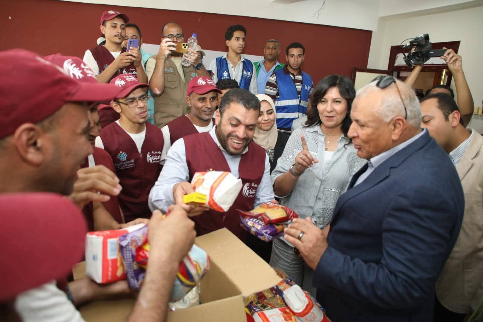 قافلة "إيد واحدة" الشاملة تصل الوادى الجديد لخدمة 14 ألف مواطن.. صور