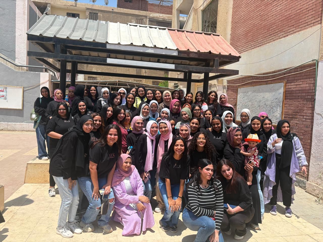 طلاب الثانوية العامة بمدرسة الحرية الرسمية بالسلام يحتفلون بانتهاء الامتحانات