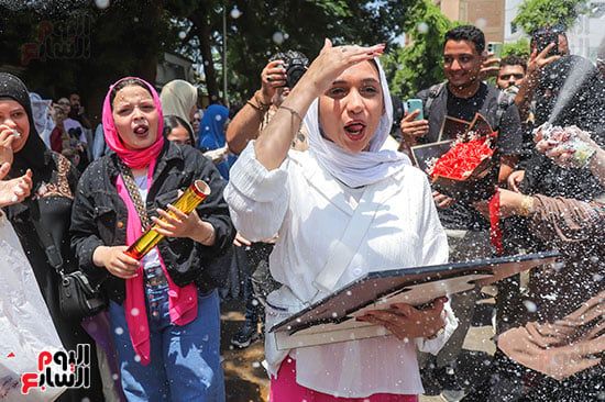 مشاهد فرح وثلج وزينة.. طلاب الثانوية العامة يحتفلون بنهاية الرحلة أمام اللجان