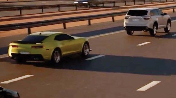 "شرطة أبوظبي" تدعو السائقين إلى تجنب القيادة ببطء في مسار التجاوز