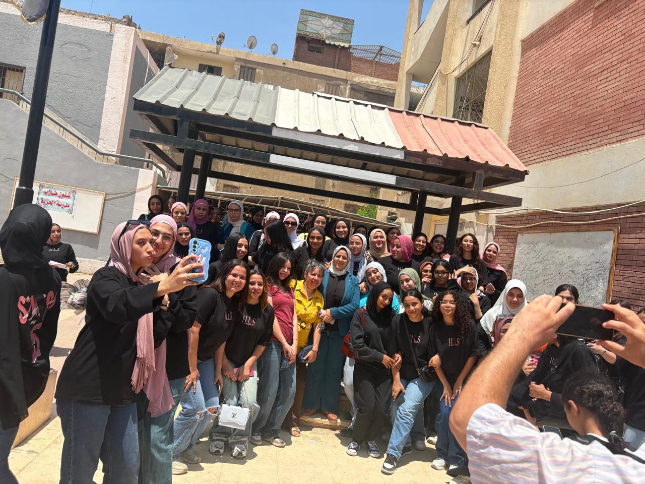 طلاب الثانوية العامة بمدرسة الحرية الرسمية بالسلام يحتفلون بانتهاء الامتحانات