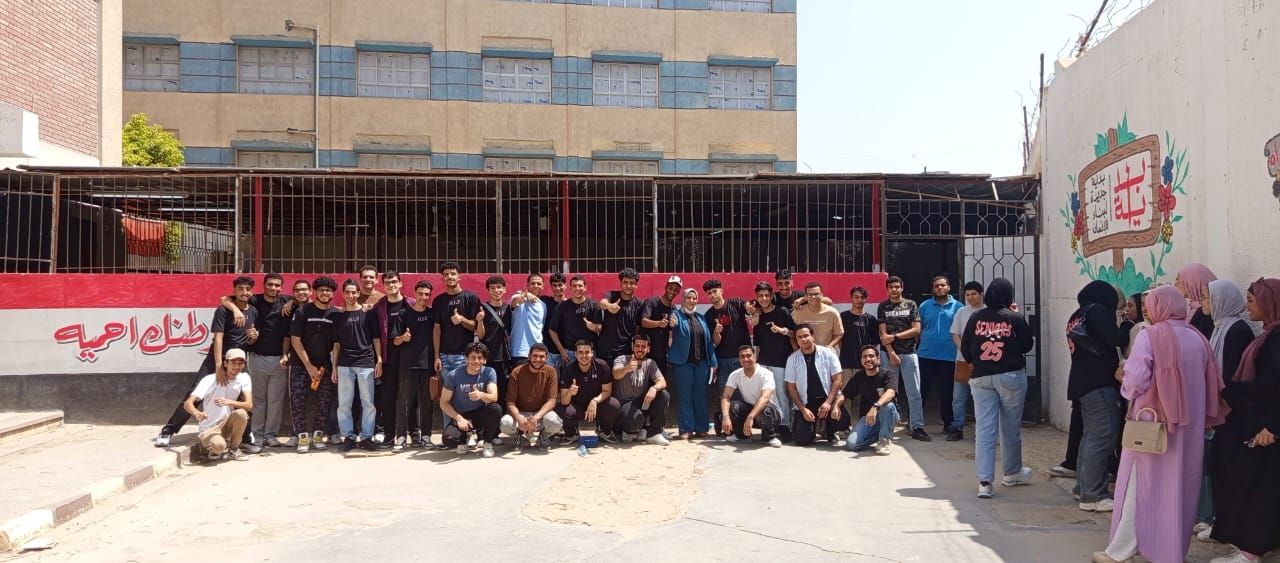 طلاب الثانوية العامة بمدرسة الحرية الرسمية بالسلام يحتفلون بانتهاء الامتحانات