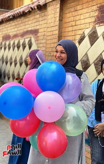 فى آخر امتحان.. الأمهات يستقبلن طلاب الثانوية العامة بالبلالين والورود بالجيزة