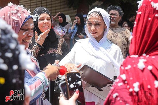 فرحة بين طلاب الثانوية العامة بسبب "الأحياء" وختام الامتحانات.. تفاصيل