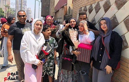 2000 جنيه و30 جرام ذهب.. أسرة تحتفل بابنتها بعد امتحانات الثانوية العامة