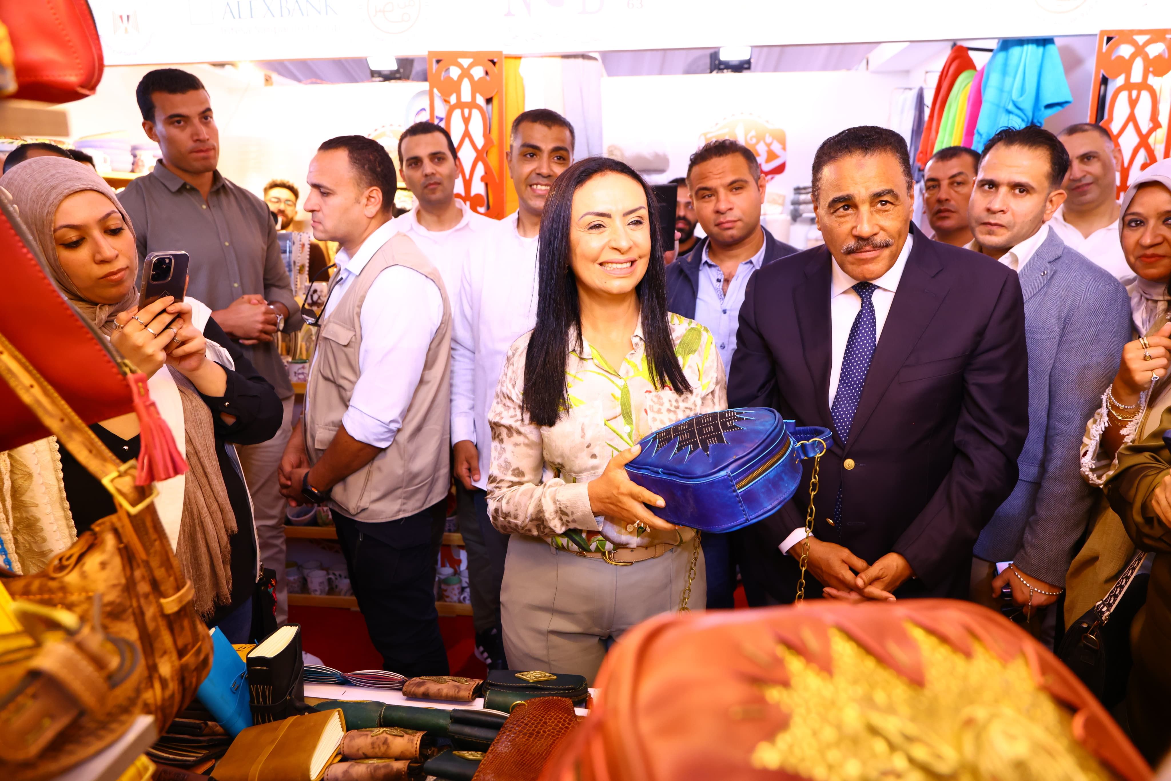 وزيرة التضامن تتفقد أروقة معرض "ديارنا للحرف التراثية" بالساحل الشمالى