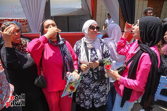بالورود والبالونات.. الأمهات يحتفلن بخروج أبنائهن من آخر امتحانات الثانوية العامة