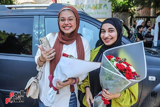 بالورود والبالونات.. الأمهات يحتفلن بخروج أبنائهن من آخر امتحانات الثانوية العامة