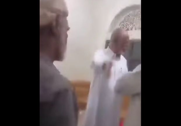 تسريب فيديو يظهر القيادي الحوثي الزايدي من داخل إدارة أمن المهرة "شاهد"