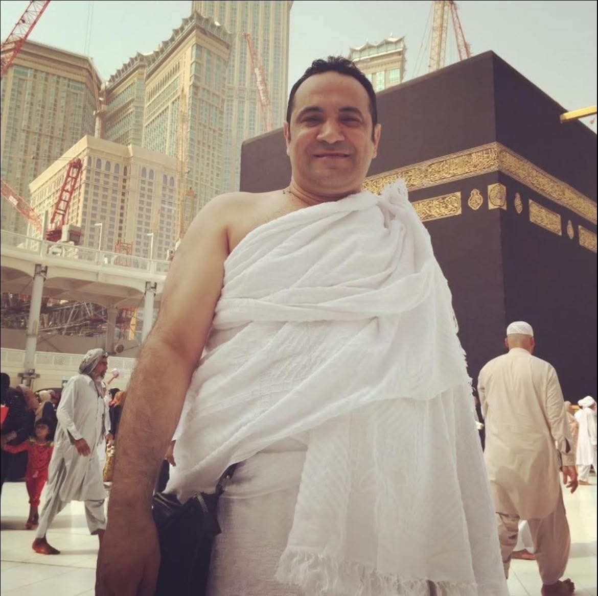 جمهور المطرب محمد عواد يتداولون صورة نادرة له فى الحرم ويطالبون بالدعاء له