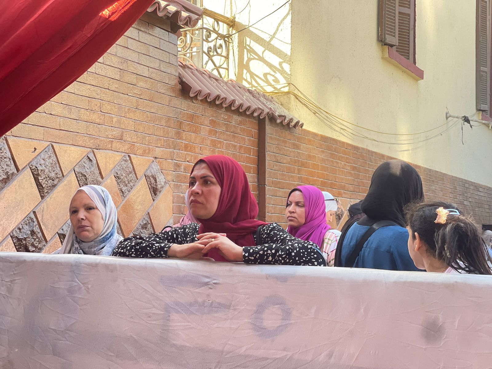 حتى آخر دقيقة.. الأهالى يدعمون طلاب الثانوية قبل امتحان الأحياء والإحصاء والرياضيات