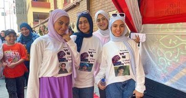 بتيشرتات عليها صور الطفولة.. طالبات الثانوية العامة بالجيزة يحتفلن بانتهاء امتحانات العام الدراسى