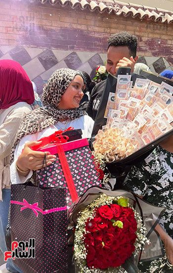 2000 جنيه و30 جرام ذهب.. أسرة تحتفل بابنتها بعد امتحانات الثانوية العامة