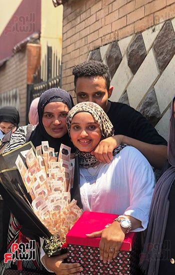 2000 جنيه و30 جرام ذهب.. أسرة تحتفل بابنتها بعد امتحانات الثانوية العامة