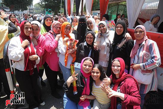 بالزغاريد والأغاني.. فرحة عارمة بين طلاب الثانوية بعد آخر امتحان