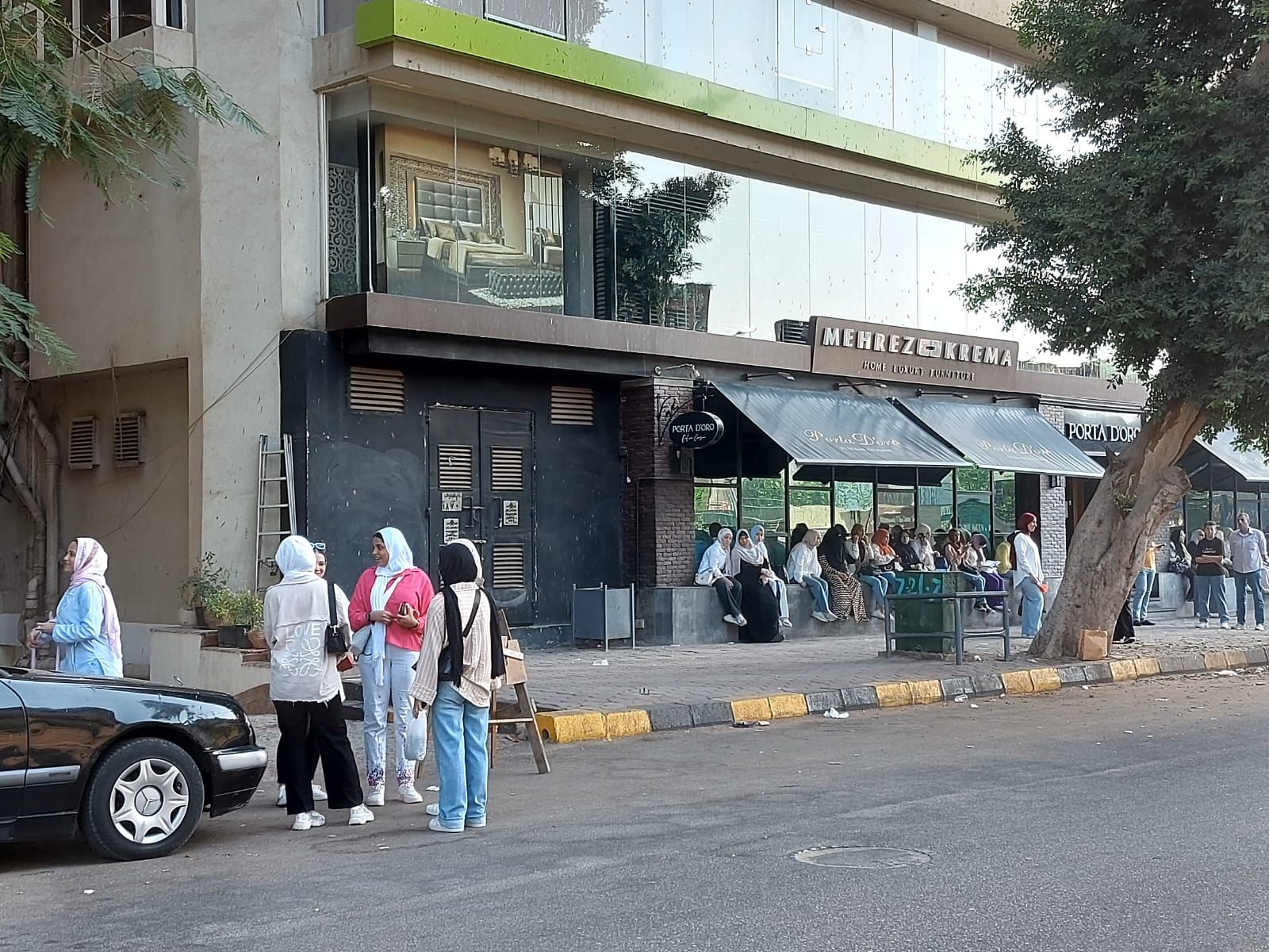 طلاب الثانوية العامة يتوافدون على اللجان فى أخر يوم امتحانات.. صور