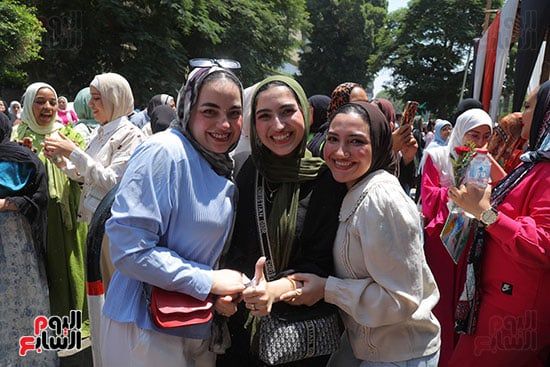 فرحة بين طلاب الثانوية العامة بسبب "الأحياء" وختام الامتحانات.. تفاصيل