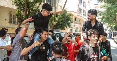 فرحة بين طلاب الثانوية العامة بسبب "الأحياء" وختام الامتحانات.. تفاصيل
