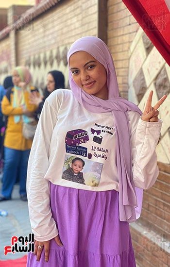 بتيشرتات عليها صور الطفولة.. طالبات الثانوية العامة بالجيزة يحتفلن بانتهاء امتحانات العام الدراسى