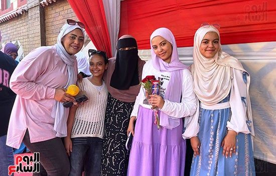 فى آخر امتحان.. الأمهات يستقبلن طلاب الثانوية العامة بالبلالين والورود بالجيزة