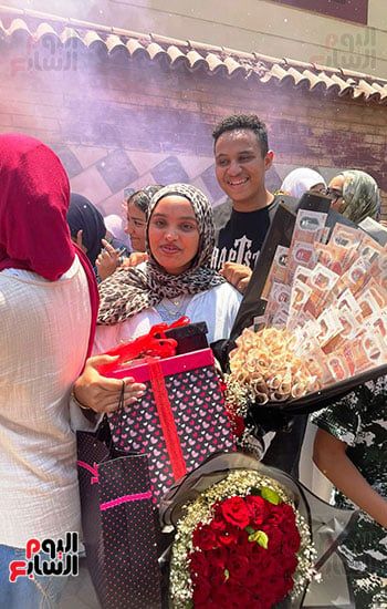 2000 جنيه و30 جرام ذهب.. أسرة تحتفل بابنتها بعد امتحانات الثانوية العامة