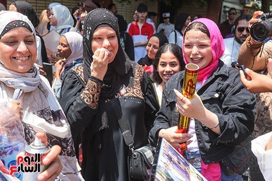 بالورود والبالونات.. الأمهات يحتفلن بخروج أبنائهن من آخر امتحانات الثانوية العامة