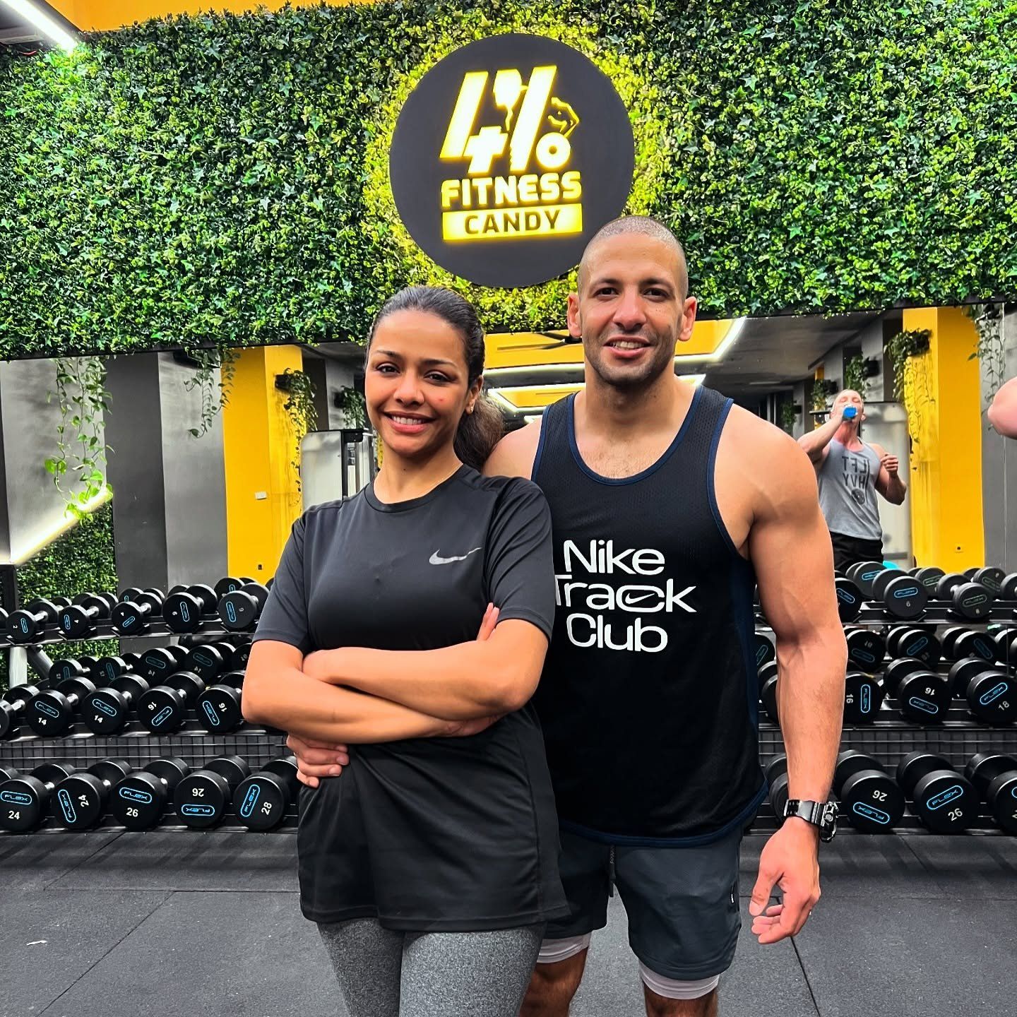 بلقطات حب ورومانسية.. زوج أسماء أبو اليزيد يحتفل بعيد ميلادها