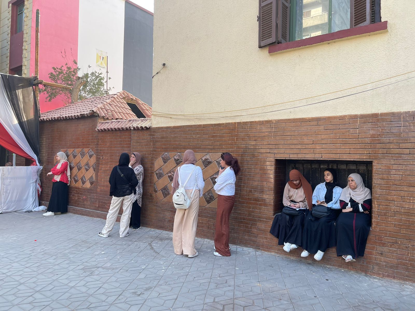 طلاب الثانوية العامة يتوافدون على اللجان فى أخر يوم امتحانات.. صور