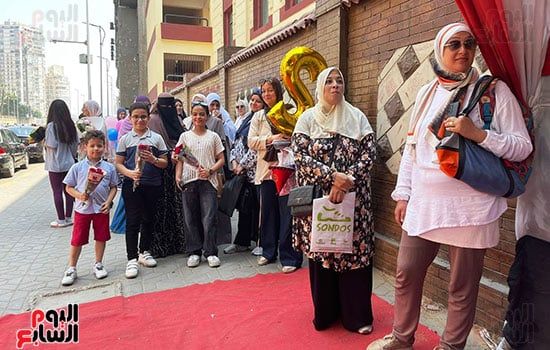 فى آخر امتحان.. الأمهات يستقبلن طلاب الثانوية العامة بالبلالين والورود بالجيزة