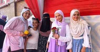 فى آخر امتحان.. الأمهات يستقبلن طلاب الثانوية العامة بالبلالين والورود بالجيزة
