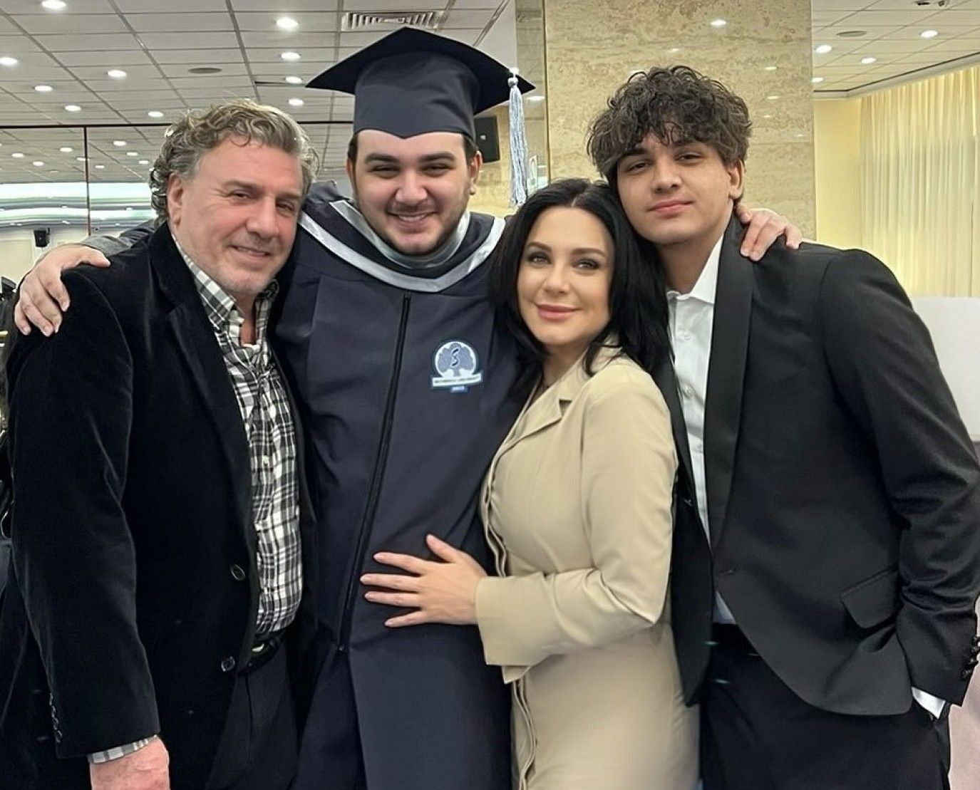 سلاف فواخرجي ووائل رمضان يحتفلان بتخرج ابنهما حمزة من إحدى جامعات الطب في موسكو